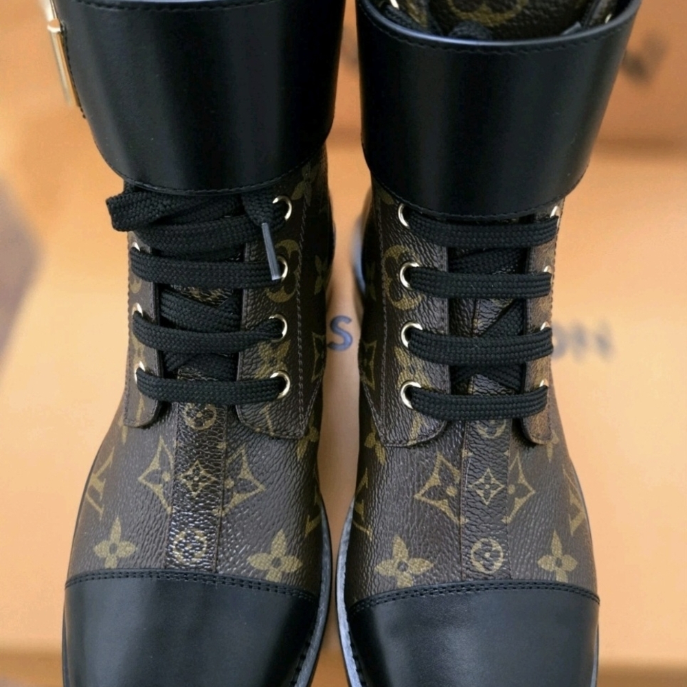 BRAND NEW🔥🔥🔥 NEVER WORN🔥🔥 Louis Vuitton Monogram Black and Gold Moto Boots!